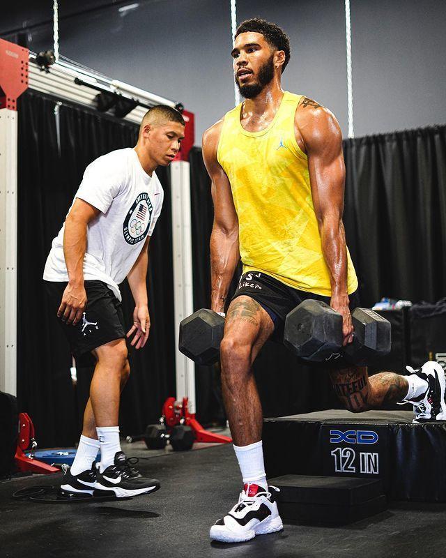 包含罗马训练开放日；赛后调整名单引欢呼；欧联在即；资深球员宣示担当的词条