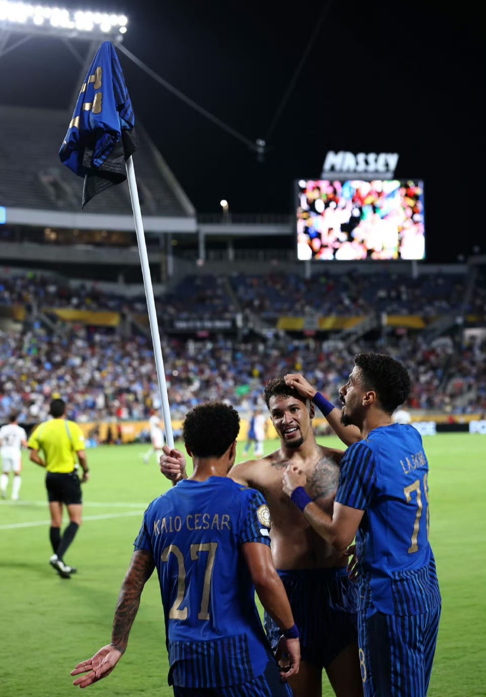 包含罗马训练开放日；赛后调整名单引欢呼；欧联在即；资深球员宣示担当的词条